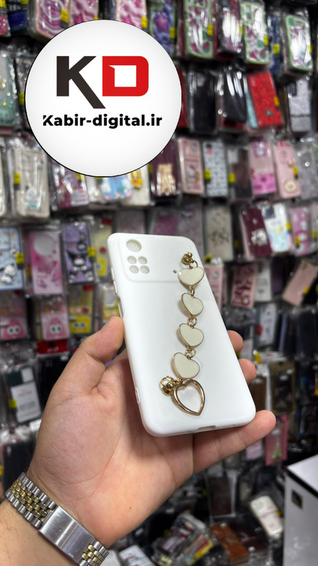 قاب گوشی POCO M4 Pro 5G شیائومی طرح سیلیکونی لاکچری دستبندی زنجیری قلبی آویزدار محافظ لنز دار سفید
