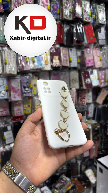 قاب گوشی POCO M4 Pro 4G شیائومی طرح سیلیکونی لاکچری دستبندی زنجیری قلبی آویزدار محافظ لنز دار سفید
