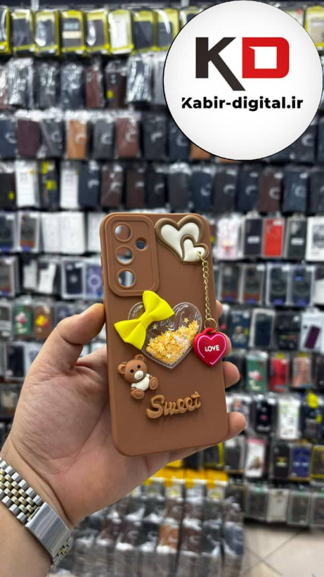 قاب گوشی Galaxy S23 FE سامسونگ طرح سیلیکونی ژله ای سه بعدی برجسته عروسکی محافظ لنز دار آویزدار قهوه ایی روشن