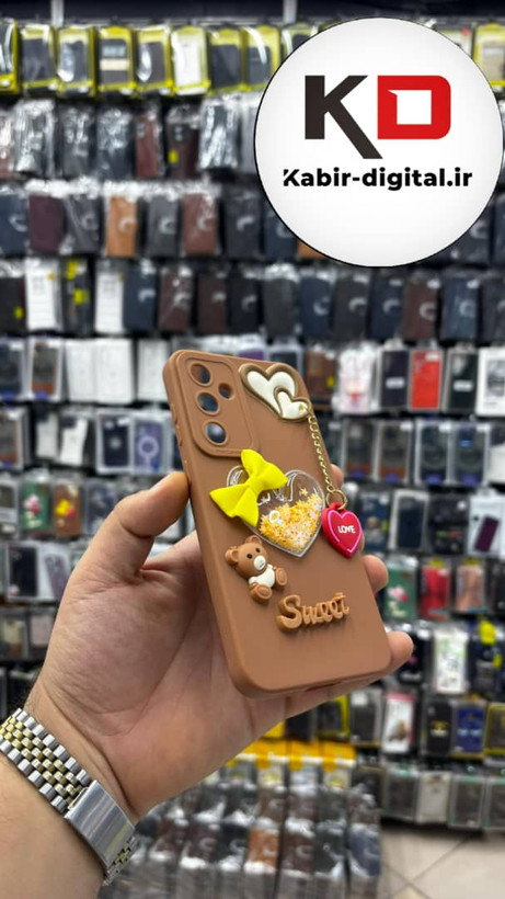 قاب گوشی Galaxy S23 FE سامسونگ طرح سیلیکونی ژله ای سه بعدی برجسته عروسکی محافظ لنز دار آویزدار قهوه ایی روشن