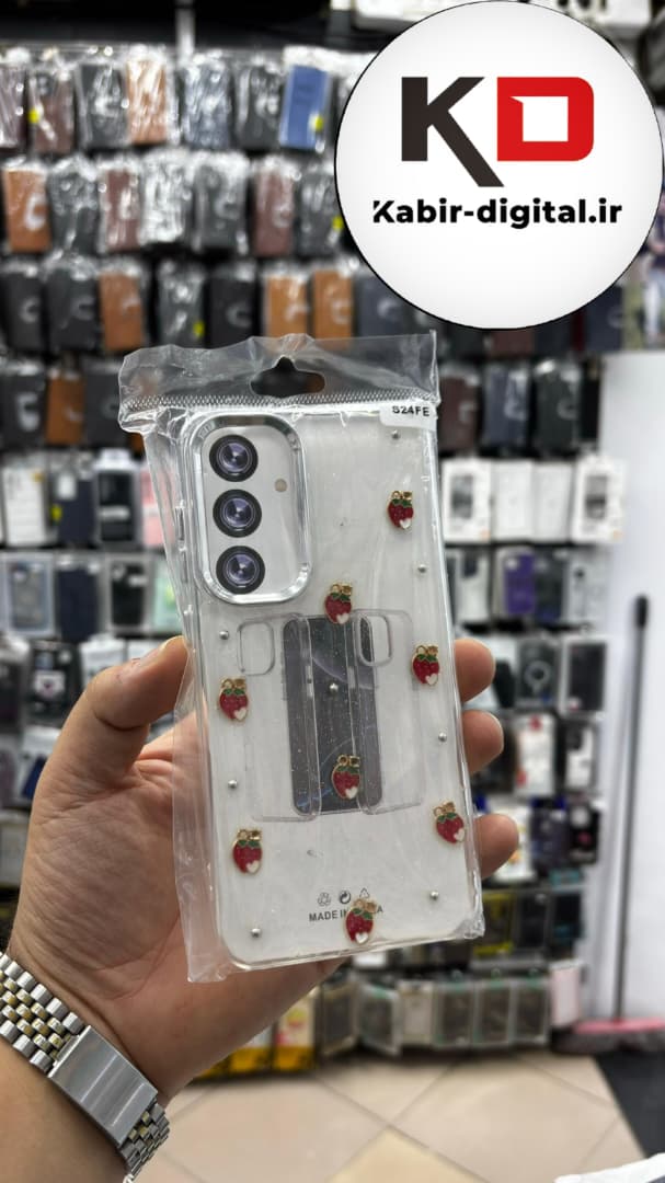 قاب گوشی Galaxy S24 FE سامسونگ لاکچری شفاف رزینی طرح شاین لنز کرومی طرح توت فرنگی