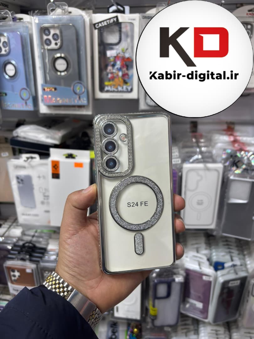 قاب گوشی Galaxy S24 FE سامسونگ الکتروپلیتینگ ژله ای شفاف اورجینال طرح مگ سیف نگین دار شاین محافظ لنز دار نقره ایی