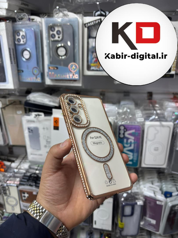 قاب گوشی Galaxy S24 FE سامسونگ الکتروپلیتینگ ژله ای شفاف اورجینال طرح مگ سیف نگین دار شاین محافظ لنز دار طلایی