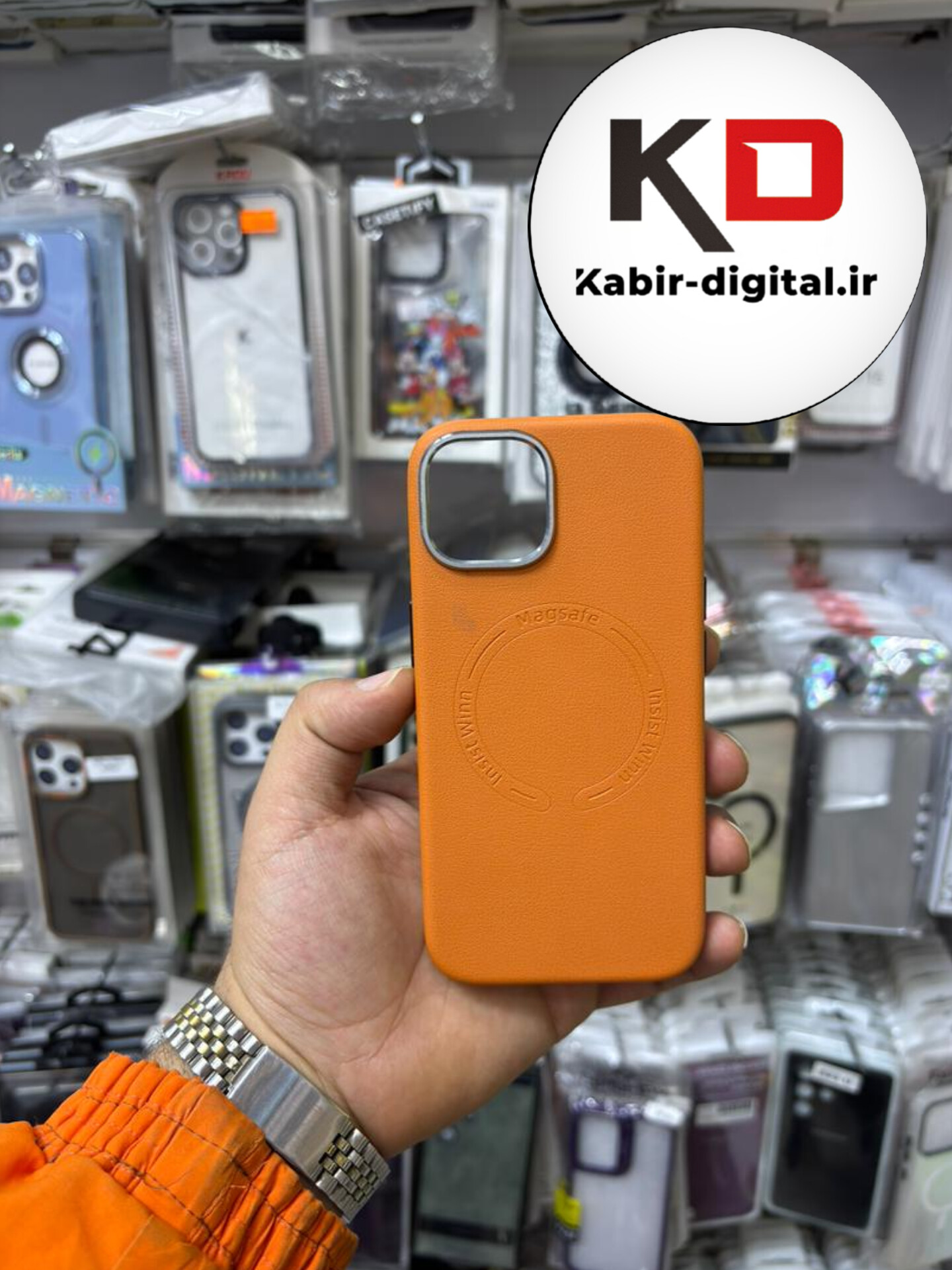 کاور گوشی آیفون iphone 13/14 طرح چرم اورجینال مگ سیف لنز کرومی عسلی