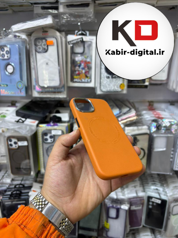 کاور گوشی آیفون iphone 13/14 طرح چرم اورجینال مگ سیف لنز کرومی عسلی