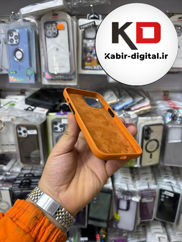 کاور گوشی آیفون iphone 13/14 طرح چرم اورجینال مگ سیف لنز کرومی عسلی