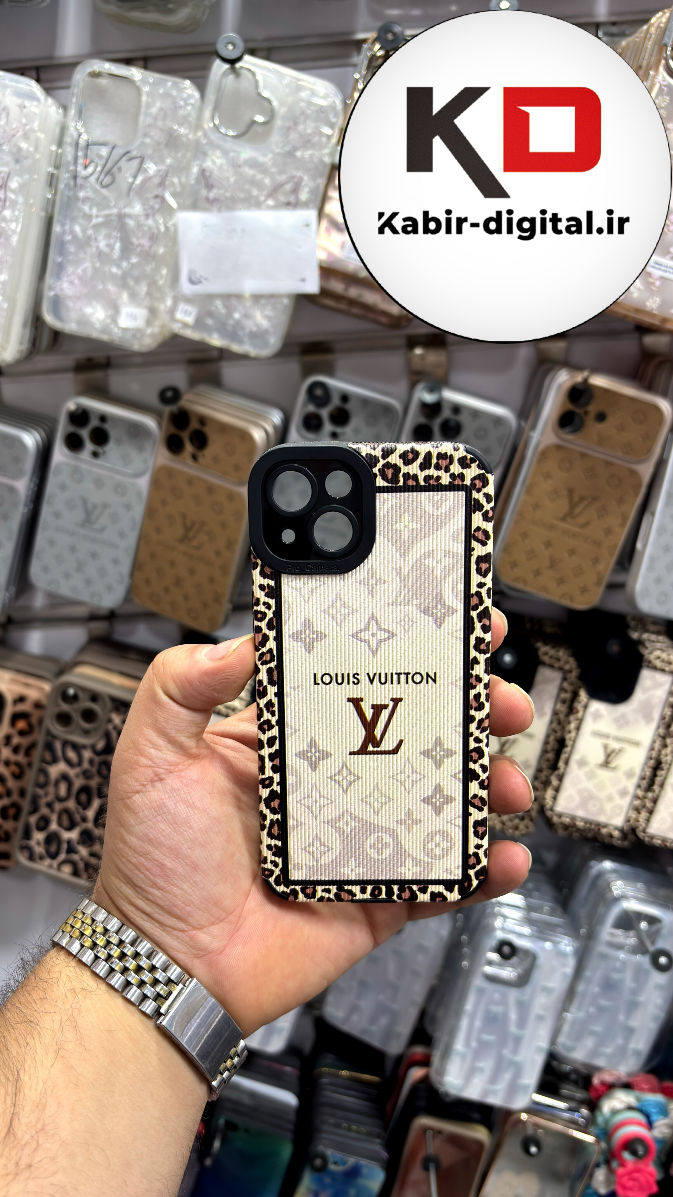 قاب گوشی iPhone 13/14/ آیفون کبریتی چرمی محافظ لنزدار کپسولی طرح لویی ویتون