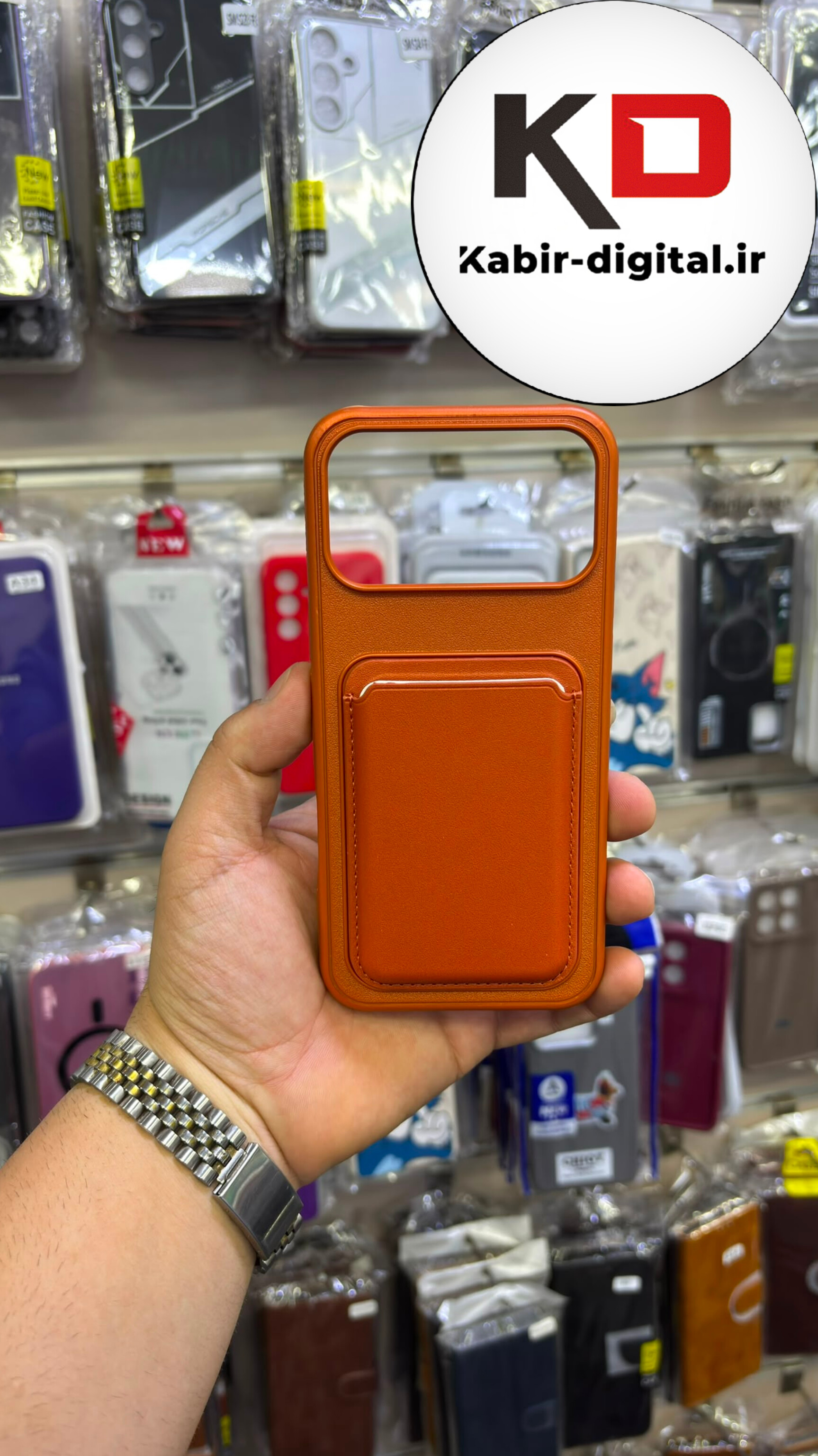 قاب گوشی  iPhone 17 pro Max  آیفون چرمی کلاسیک Q Series اورجینال مگ سیف MagSafe جاکارتی دار جداشونده قهوه‌ای روشن
