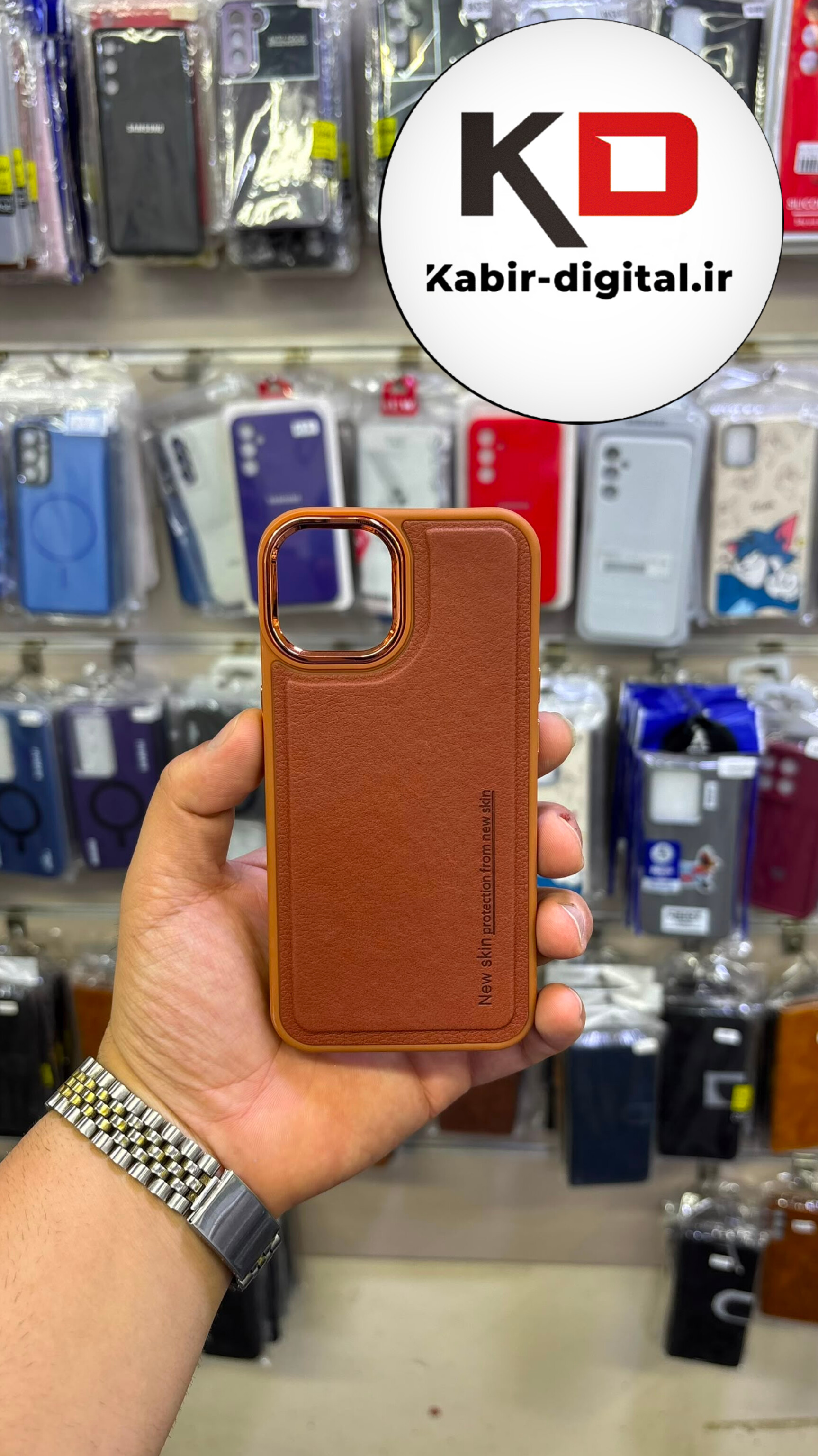 قاب گوشی iPhone 13/14 آیفون طرح چرمی کلاسیک HARD متال کیس Puloka محافظ لنزدار کرومی عسلی