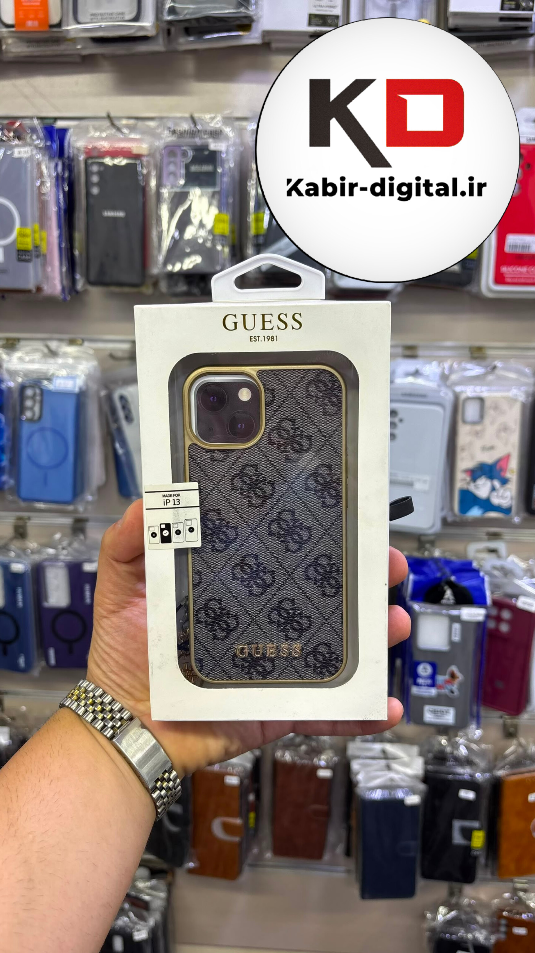 قاب گوشی iPhone 13 / 14 آیفون چرم اورجینال درجه یک گوچی محافظ لنزدار طلایی به همراه آویز طلایی