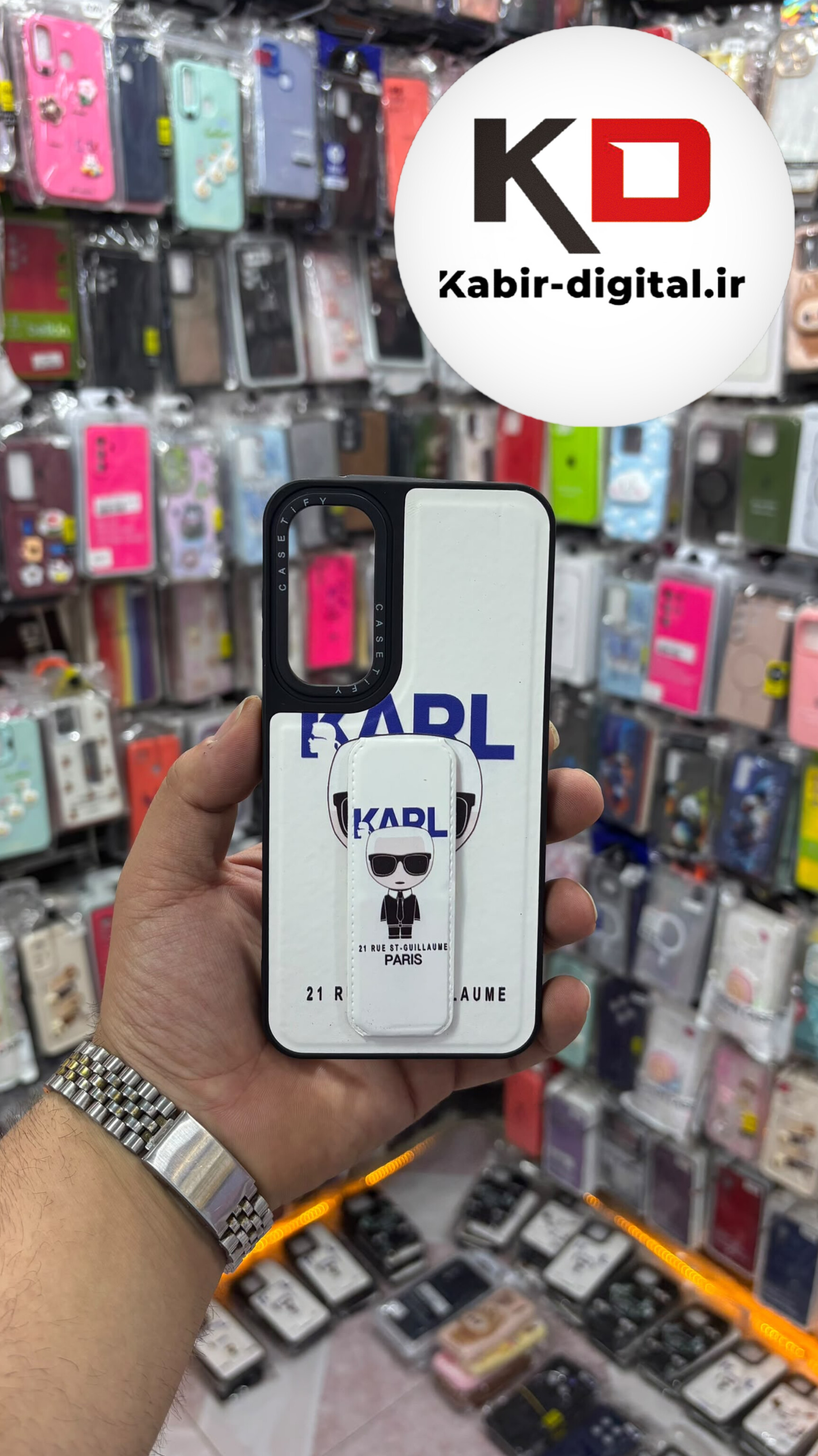 قاب گوشی Galaxy S23 FE سامسونگ Casetify استند شو اسپرت لنز برجسته طرح کارل سفید